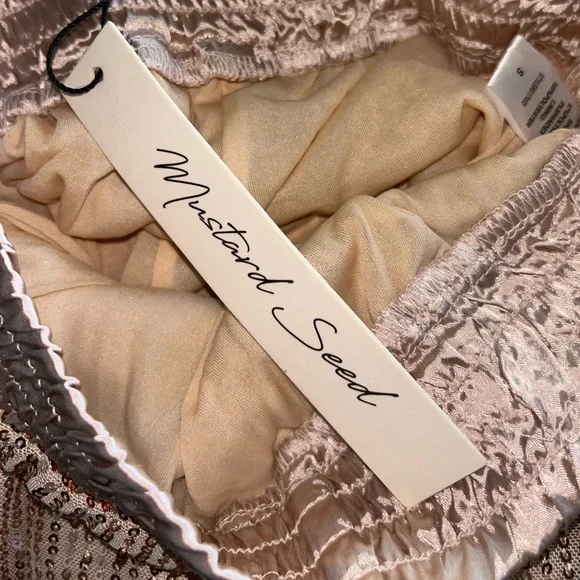 NWT - Sparkle With Me Champagne Satin Trim Sequin Joggers
SMALL / Champagne - Picture 2 of 3